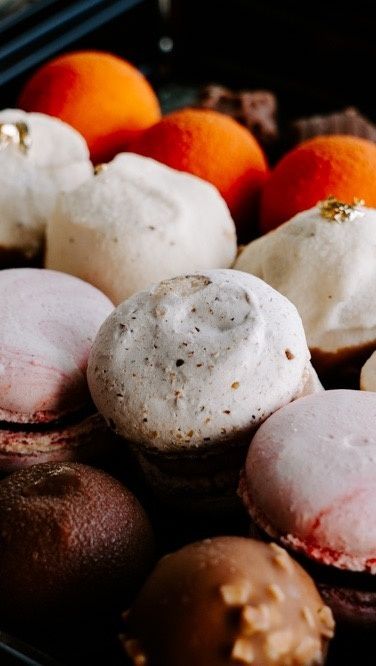 ✨ Des fêtes pleines de douceur chez Thierry Astruc ✨nnSuccombez à nos mignardises festives, pa...